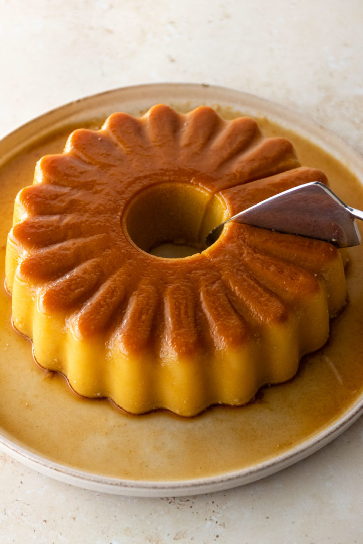 slicing a coconut flan pudding