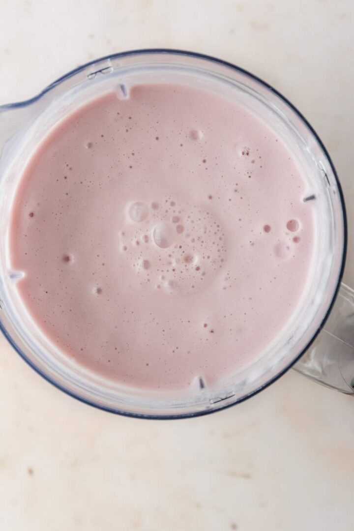 blender with strawberry pudding ingredients mixed
